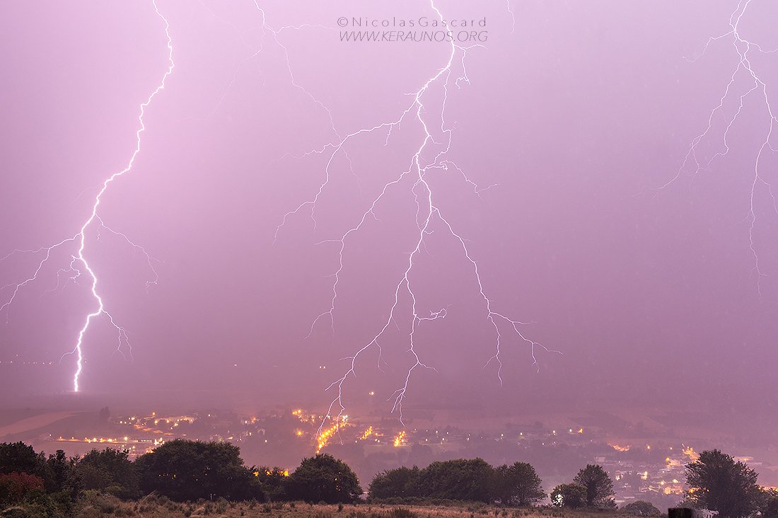 KeraunosObs's tweet image. #Orage sur la plaine de la Bièvre #Isère en fin de soirée hier. Nombreux traceurs photographiés par Nicolas Gascard