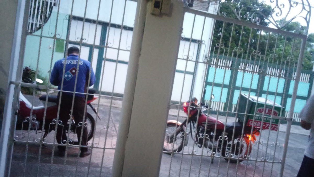 vidaleyble_'s tweet photo. When Domino's and Papa John's delivery arrived at the same time.... #okward HAHAHA https://t.co/U4jiPSgRVa
