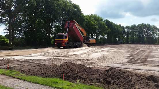 NONAKBV's tweet photo. Voor de gemeente @Opsterland  zijn we bezig met de aanleg van een kunstgrasveld te Lippenhuizen @sportpark kobunder https://t.co/76c6rJ5gsj