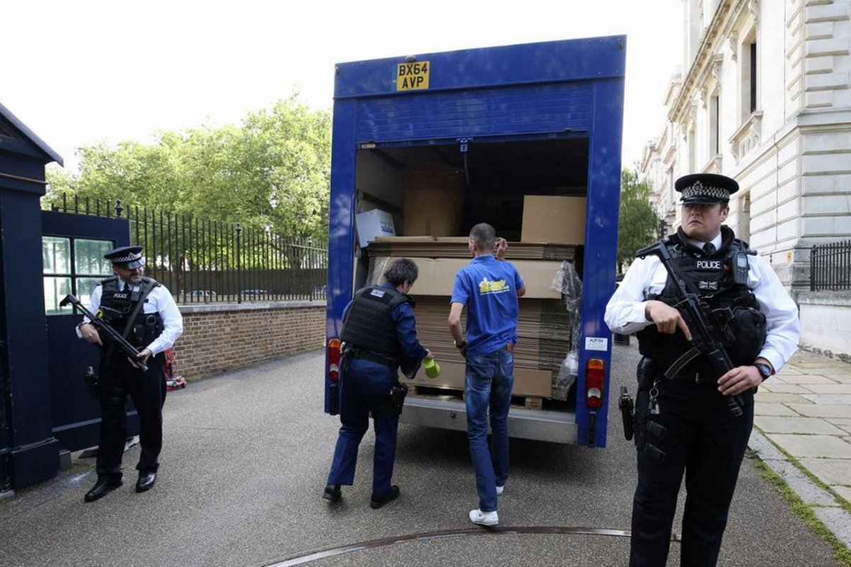 Removal van arrives as David Cameron prepares to leave Number 10 bit.ly/29BfXHF