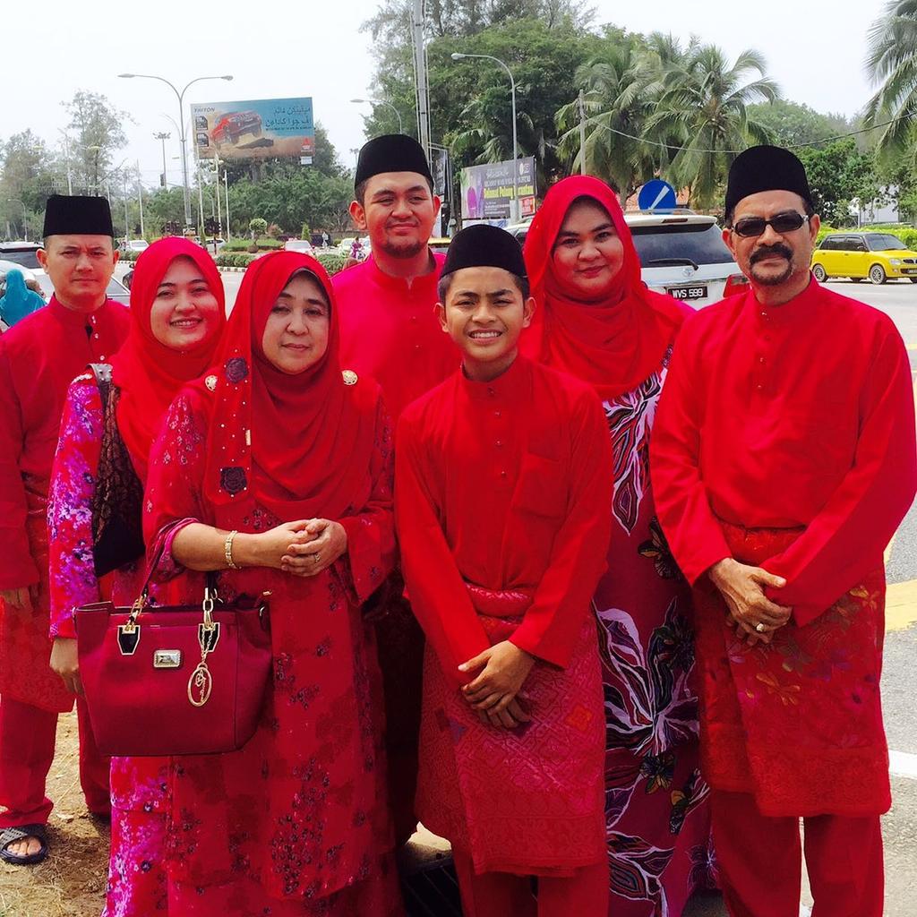 JiHa_ViO_DaNDy's tweet photo. Family..^^~♥♥♥ #EidUlFitr #2016 #LightingJjang #PinkToRed https://t.co/KerOcocare