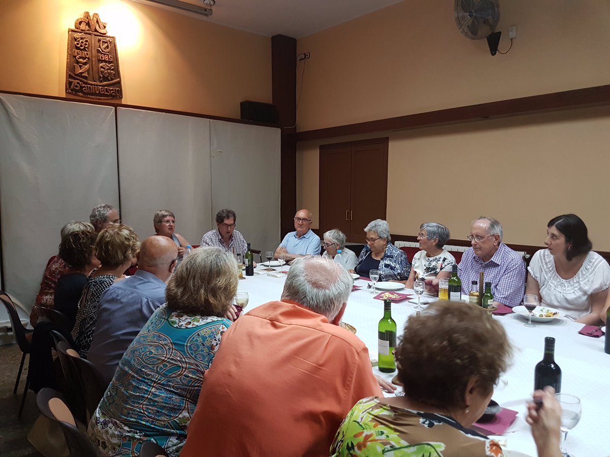 Laura_TejadaM's tweet photo. Lectors molt llegits,sopar com cal,debat intens. Un plaer!#uncopmorta al Centre Moral i Cultural del Poblenou https://t.co/s3olC62CSu