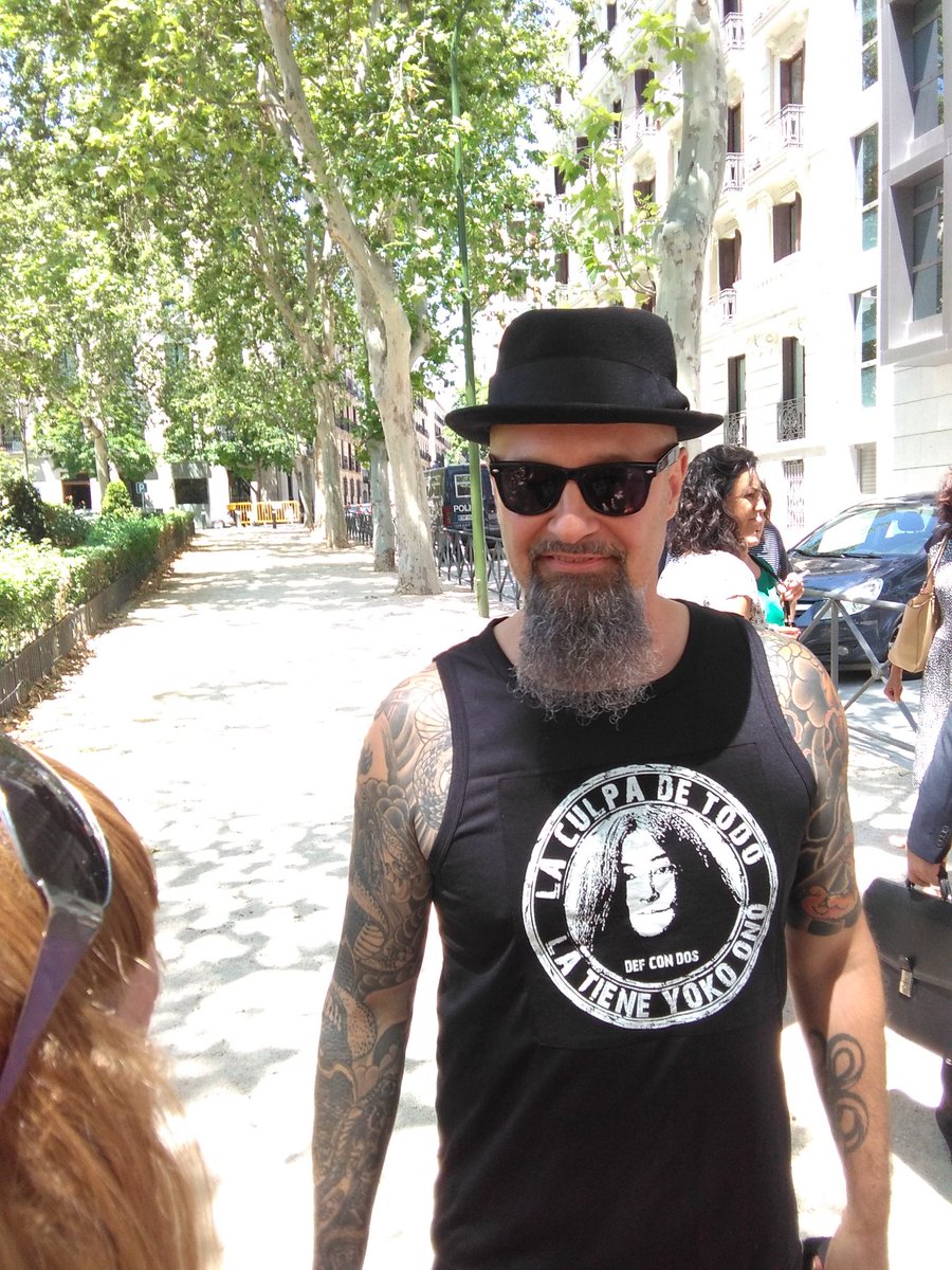 Salida del juicio, la culpa de todo la tiene Yoko Ono....
#freestrawberry
