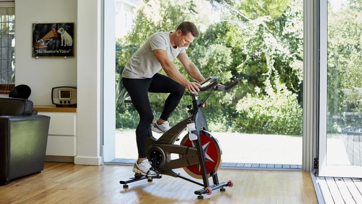 coachmag's tweet photo. Who wants to workout in this weather? Invite an online personal trainer into your lounge: https://t.co/raQEUzITeq https://t.co/gKIxORVNVm