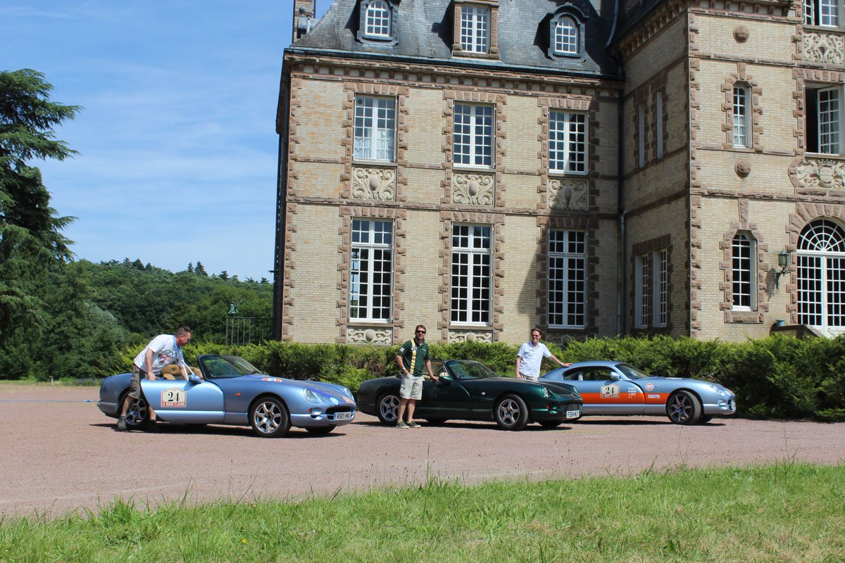 garduphoto's tweet image. m1 bmw racing ,cool ferrari van,burgers and beers at the chateaux,insane ferrari @lemansclassic @FerrariGB #gardu