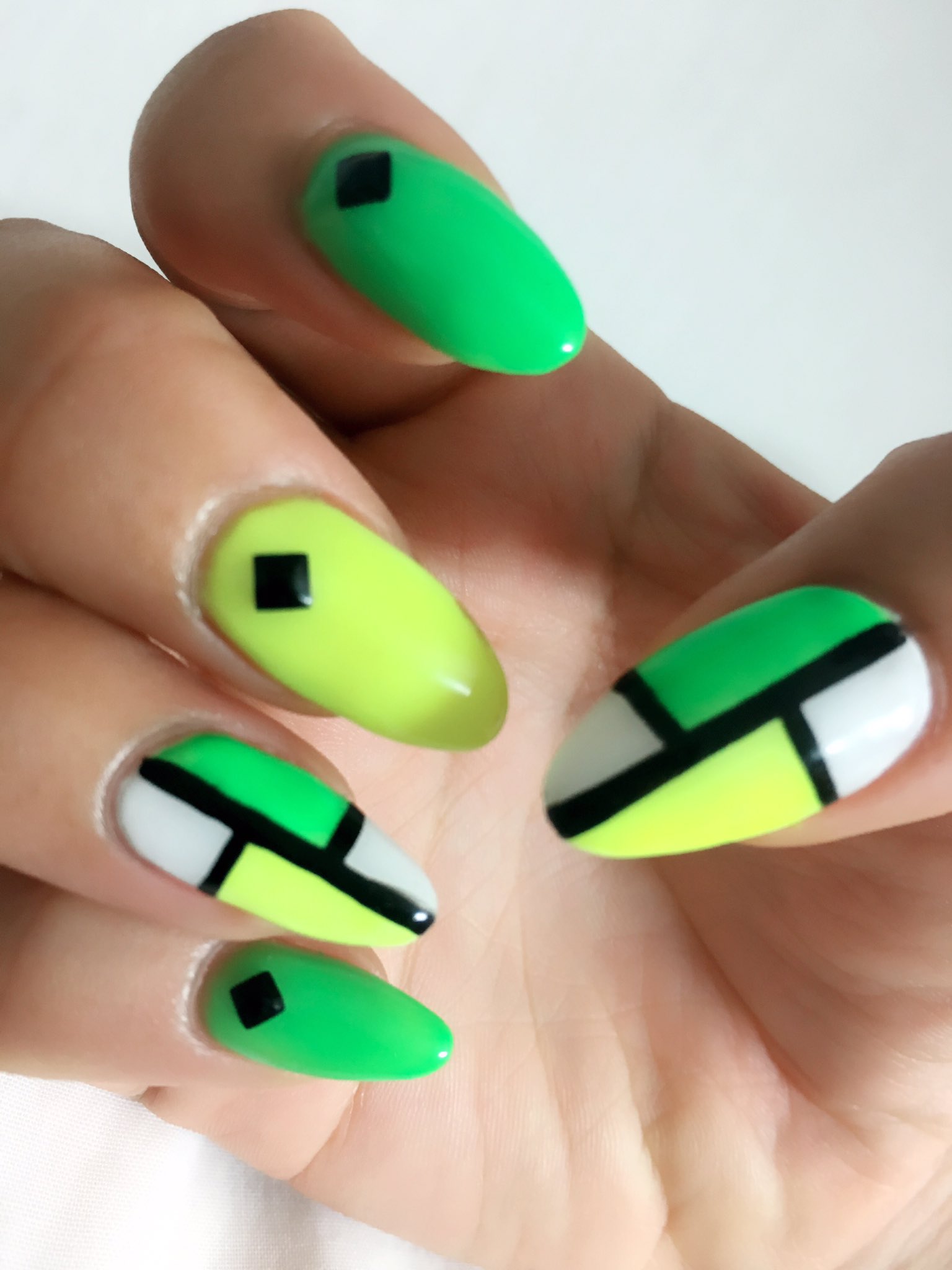 しおん Twitter પર 今月のネイルは蛍光緑 ౪ ﾄﾞﾔｯ あ 黄色も 笑 ネイル 蛍光ネイル 派手ネイル T Co Qbdlevyfuj Twitter