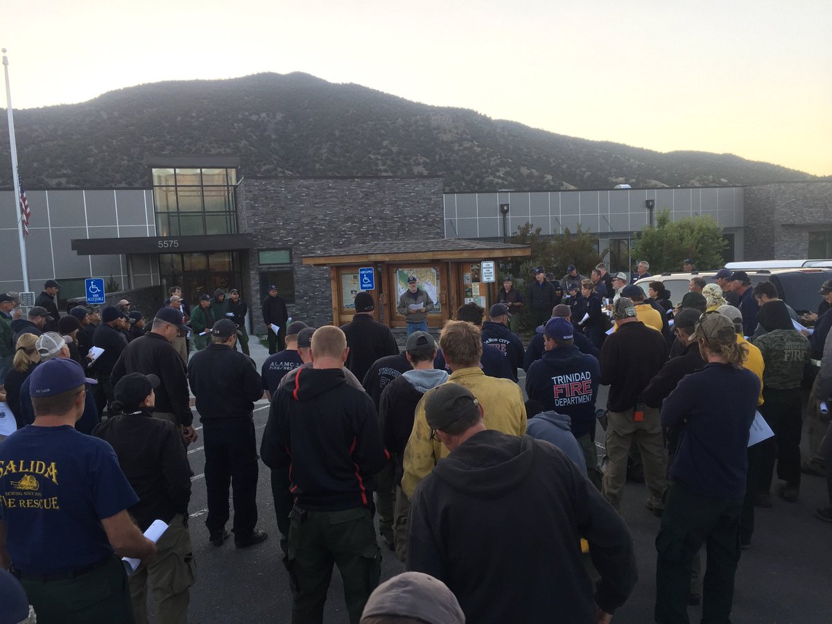 HaydenPassFire's tweet photo. Transition day at #HaydenPassFire. #rmblueteam has boots on the ground. #morningbriefing #COfire @PSICC_NF https://t.co/tQiXuwuckW