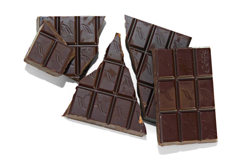 runnersworld's tweet photo. Science has found another reason to add a few squares of dark chocolate to your diet: https://t.co/WigRnkUd2G https://t.co/cT2ngRI2Fp