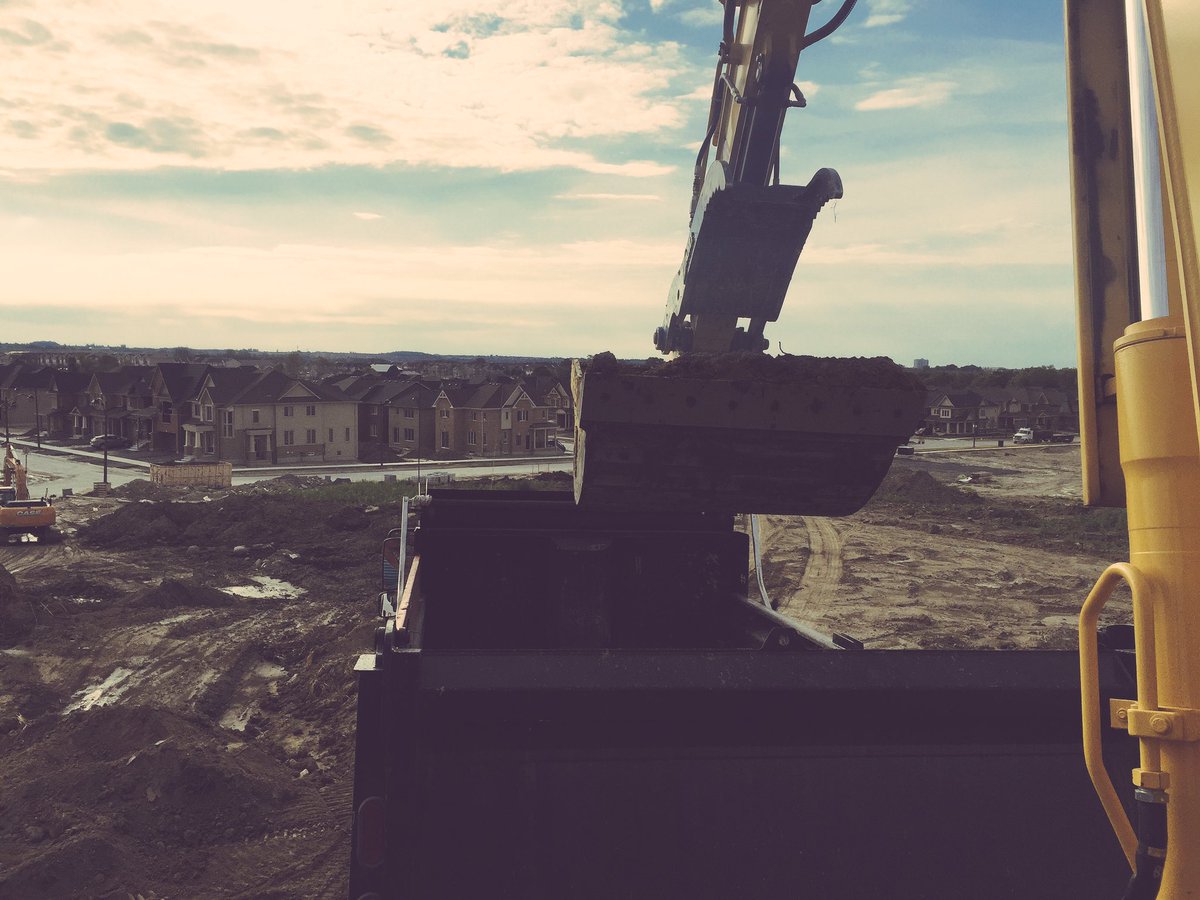 Paver_King's tweet photo. Loading the @freightliner #SD108 with the @KobelcoUSA on top of the world here @mytributehome #UCTowns this morning https://t.co/PzwlirR865