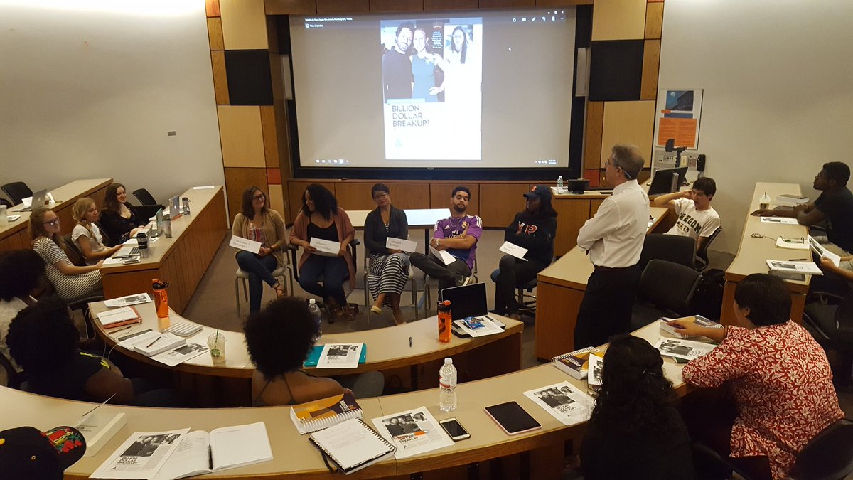 NewhouseNOJ's tweet image. Prof. @rsgutter teaches @NewhouseSU&apos;s newest grad students about their legal rights as journalists. #BootcampLessons