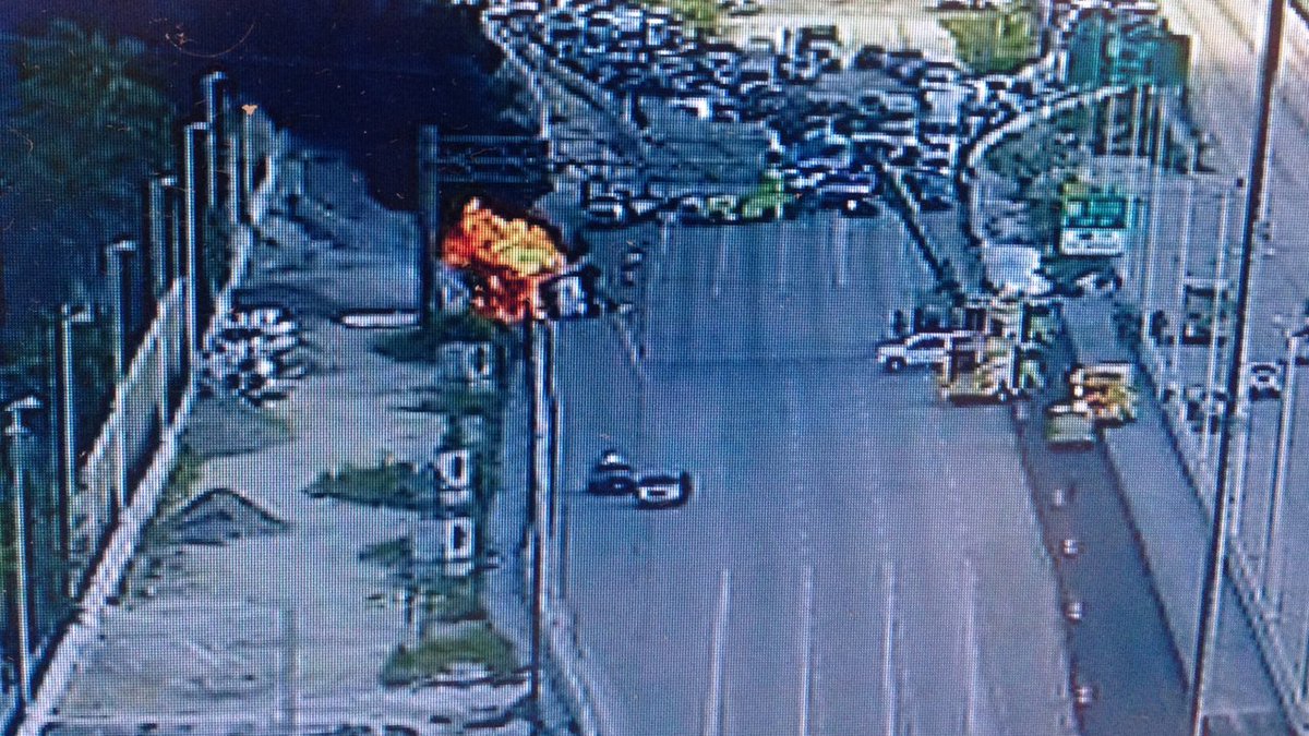 #BREAKING Truck fire on Turnpike Extension closes all southbound lanes at 152nd St. bit.ly/29NDe9S?utm_me… https://t.co/Mon4BlG6eB
