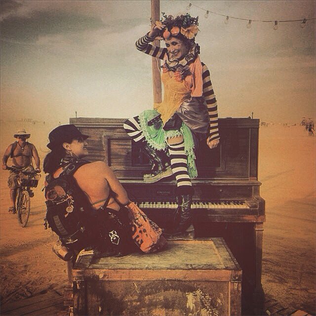 SpenceReam's tweet photo. Love when I find a free-2-Play #Piano @ #BurningMan <3 https://t.co/yxR1MTIhHy