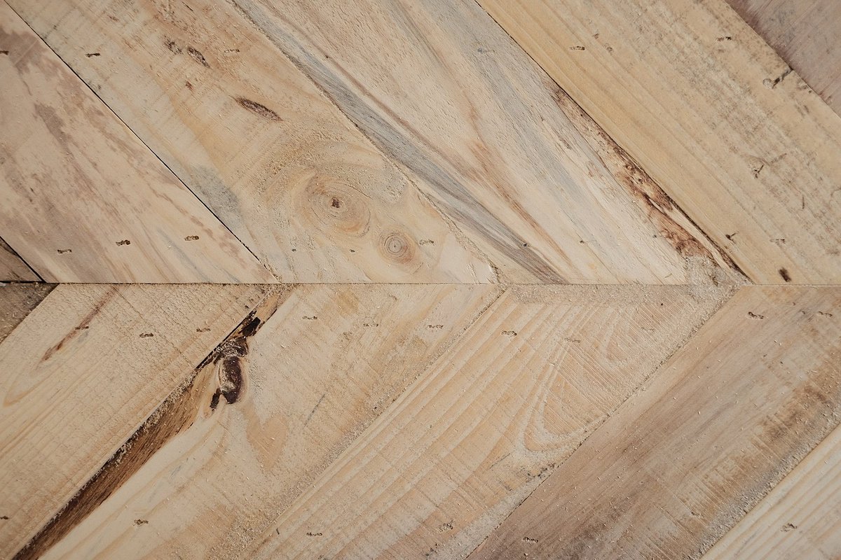 beard_builds's tweet photo. My first attempt at some #pallet chevron design... final piece just around the corner - stay tuned #upcycling https://t.co/XEKOaWISp3