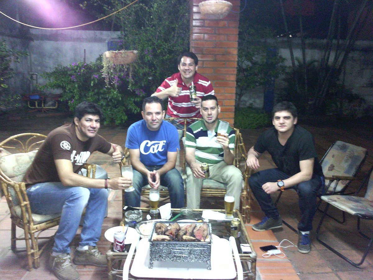 GIOSWALLBELEZA's tweet photo. @Milvalmperio Haciendo la previa disfrutando de la mejor cerveza del mundo Miller #TwistWithFriends - 918 https://t.co/kUNeSidjn7