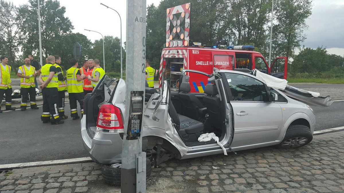 Radio2Antwerpen's tweet photo. Auto en vrachtwagen gebotst op #N16 thv #A12 @Willebroek_be : 1 zwaar- en 2 lichtgew. in de auto. Rijweg versperd https://t.co/I7eu1lfwjy