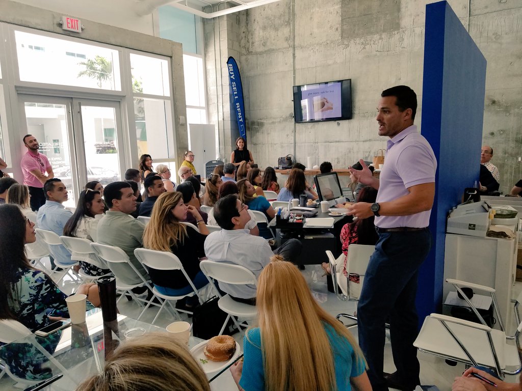 VLEEvents's tweet photo. @RelatedISG Pres #AlexVidal at #socialmedia Class #VLEEvents promoting #crosspromotion of #musicbusiness & #Realtors https://t.co/UIR5wcHQfJ