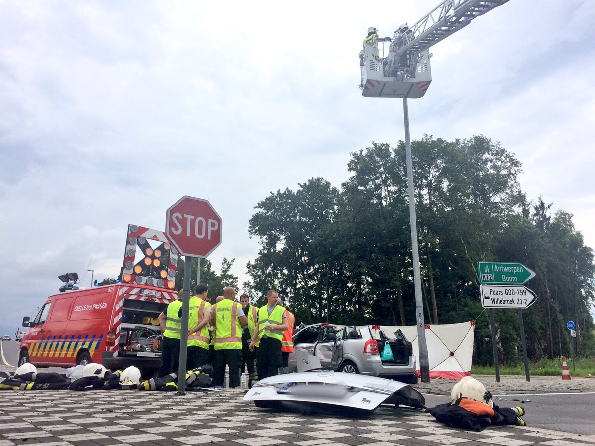 TimVanderZeypen's tweet photo. 3 gewonden bij ongeval op #N16 #Willebroek ~ @Post_Puurs_BWZR evacueert passagier | #HLNPuurs #HLNWillebroek https://t.co/I2H1NtdWln
