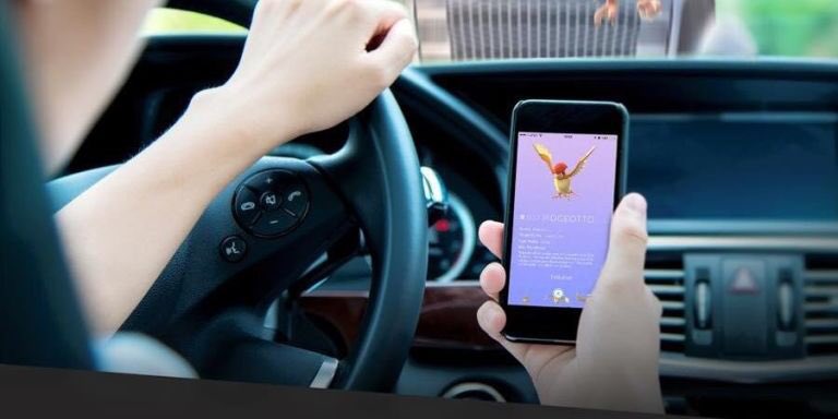 MiamiBeachPD's tweet image. Everyone's catching #Pokemon, some of us are too. Don't drive and play though, pull over and #PokemonGO please.