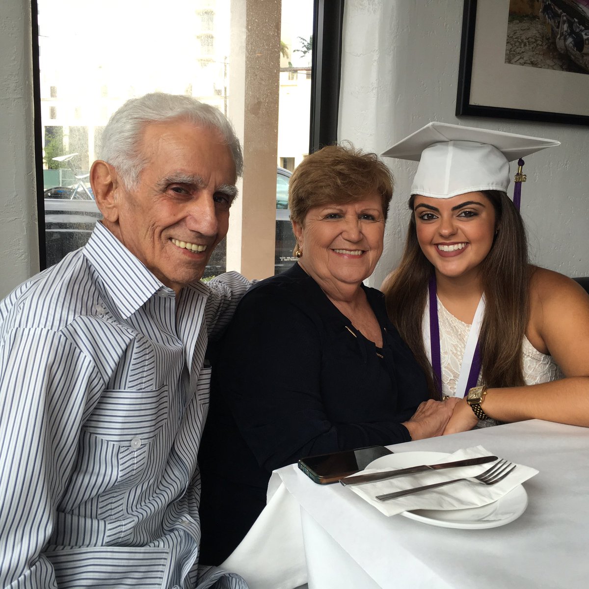 AmandaRuiz98's tweet photo. Heaven received 2/6 of my angels.. God, if only everyone understood how much my grandparents mean to me.. All 6..❤️ https://t.co/P9V7mAFJoG