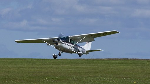 PSflyingschool's tweet photo. Crosswind Landing - https://t.co/OF1rVqk6Fp #CrosswindLandings #PilotTraining https://t.co/noHUTCfPoN