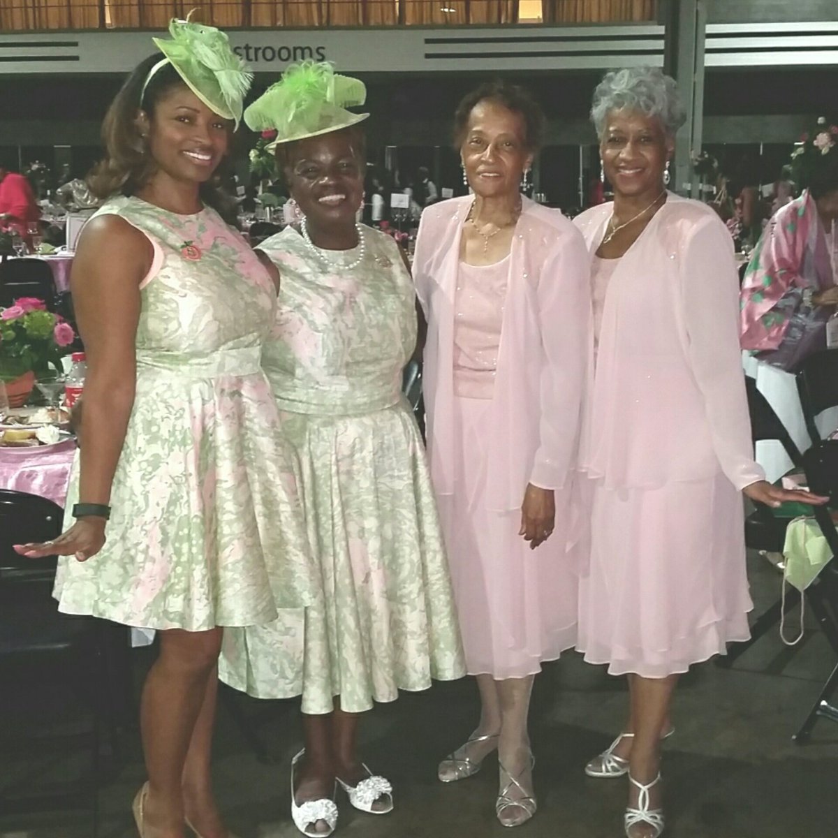 AKA_KappaOmega's tweet image. Kappa Omega sorors enjoying the Legacy Dinner #akaboule2016 #kappaomega