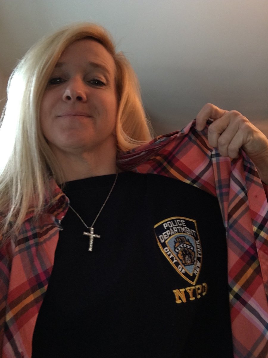 HollyBSharp2's tweet image. A police officer puts on his or her badge daily to serve and protect knowing it could be their last day! Prayers! 👮🏼