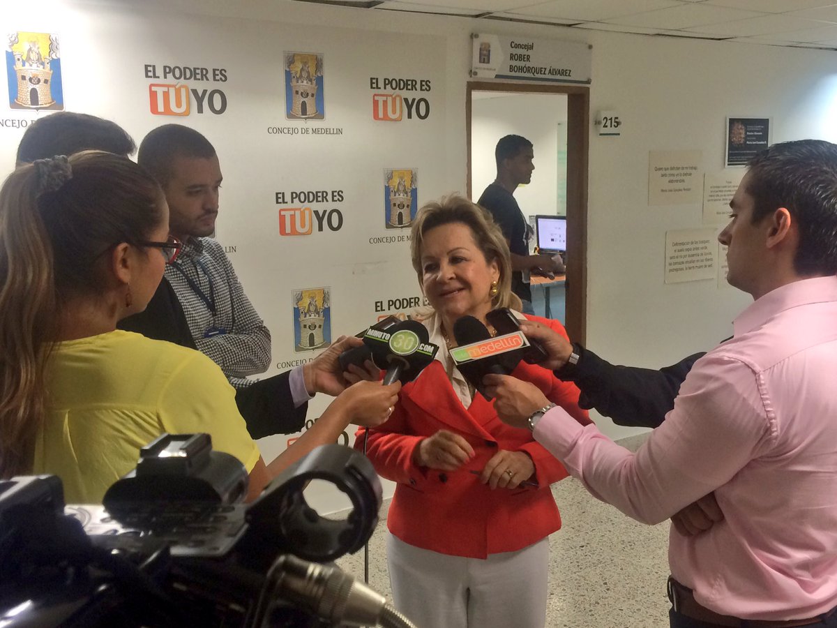 Iniciamos #SesiónPlenaria del <a href="/ConcejoMedellin/">Concejo de Medellín</a> sobre #Desconectados. Síguenos vía streaming &gt;bit.ly/29BCnd3