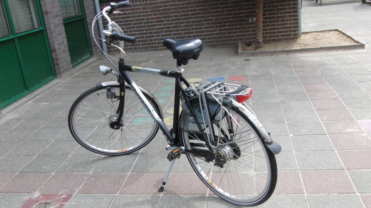 sintmertevenlo's tweet image. Wil de dief die fiets van mnr Hugo heeft gestolen bij de gymzaal Boermansstr die als de soduju terugbrengen. #kwaad