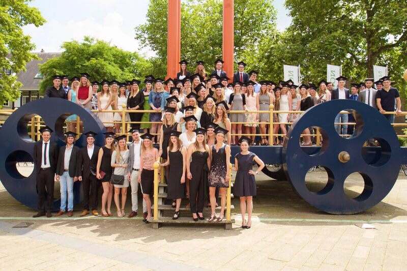 Saxfys's tweet photo. 75 nieuwe fysiotherapeuten! Gefeliciteerd! #saxion #fysiotherapie https://t.co/QvNzjAnxUq