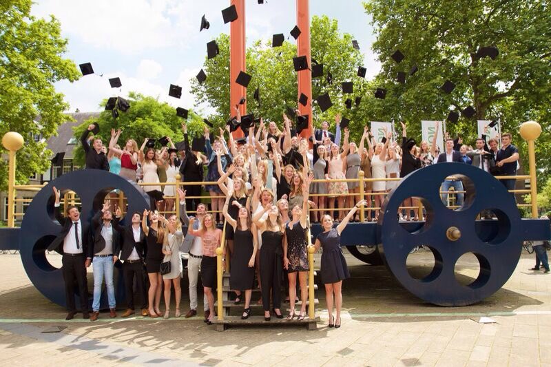 Saxfys's tweet photo. 75 nieuwe fysiotherapeuten! Gefeliciteerd! #saxion #fysiotherapie https://t.co/QvNzjAnxUq