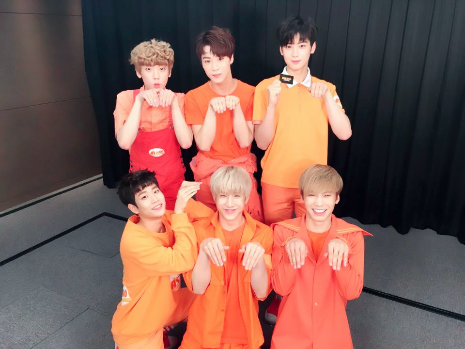 fantagiomusic_'s tweet photo. [#아스트로] 잠시 후 1시부터 아스트로가 출연하는 #뮤비뱅크 가 방송됩니다😚 #뮤비자키 로 변신한 아스트로!! 기대해주세요💃 뮤비뱅크 보면서~ 아로하 여러분 모두 굿밤🌒 #숨가빠 https://t.co/ZJKGrCz1FJ