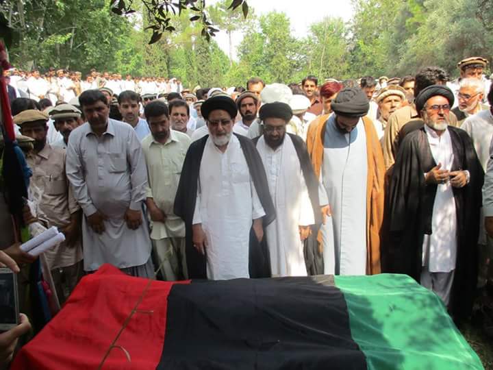 ChacharFayaz's tweet photo. Funeral of martyred PPP President Kurram Agency #HamidTuri offered at Parachinar #RIP #TumKitneBhuttoMarogy https://t.co/EO5n7o6iG3