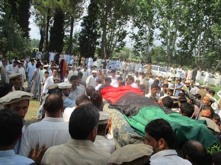 ChacharFayaz's tweet photo. Funeral of martyred PPP President Kurram Agency #HamidTuri offered at Parachinar #RIP #TumKitneBhuttoMarogy https://t.co/EO5n7o6iG3