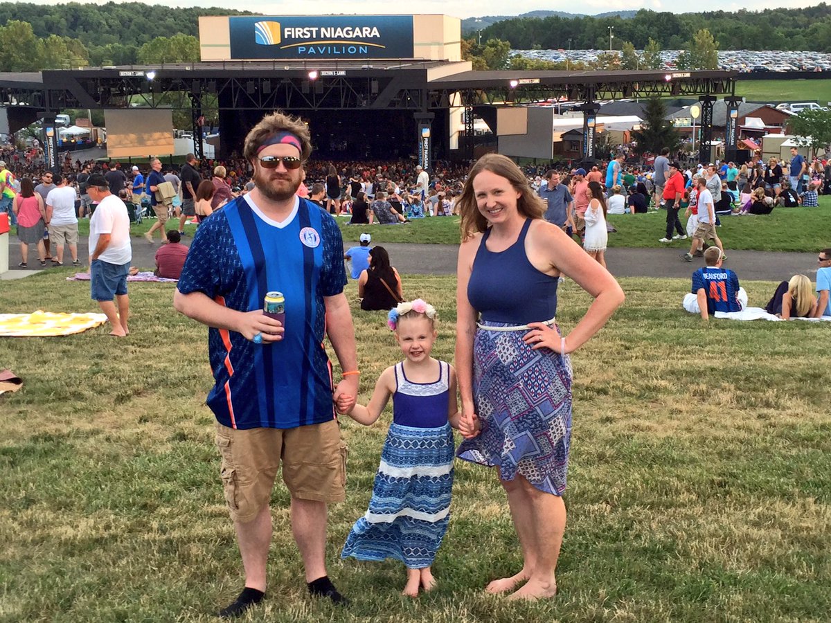 dancingheater36's tweet photo. Show Count: Dad-72 Mom-64 Kid-1 From IN to PA for our little girl's first @davematthewsbnd concert #DMB25 https://t.co/Uilq9Jghw7