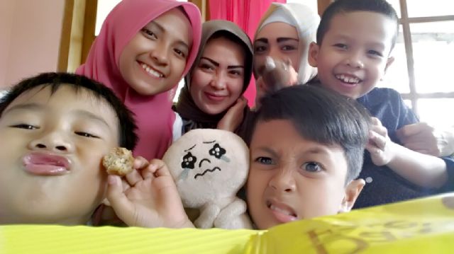 putriineke's tweet photo. keceriaan ketika mudik adalah kumpul2 lalu selfie bareng keluarga @IndonesiaGaruda #GATweetMiles https://t.co/JMaF8r7AT9
