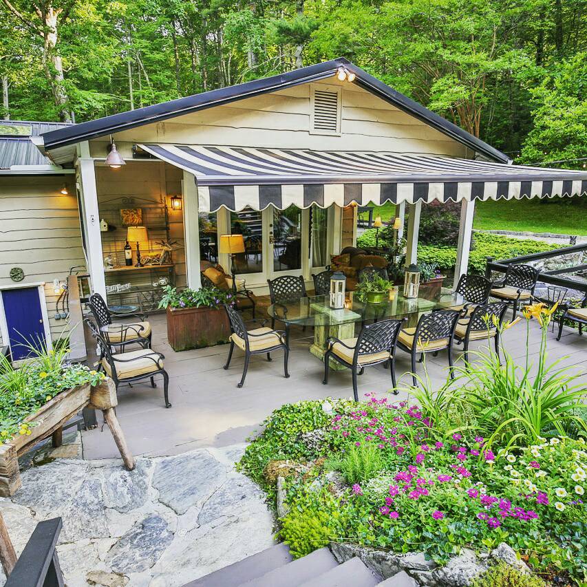 willow_falls's tweet image. Let your guests enjoy the sights and sound of the natural waterfall! Book today! Link in bio. #family #getaway