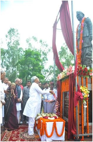 स्वर्गीय सत्येन्द्र नारायण सिन्हा के आदमकद प्रतिमा का अनावरण करते हुए । bit.ly/29BbMge