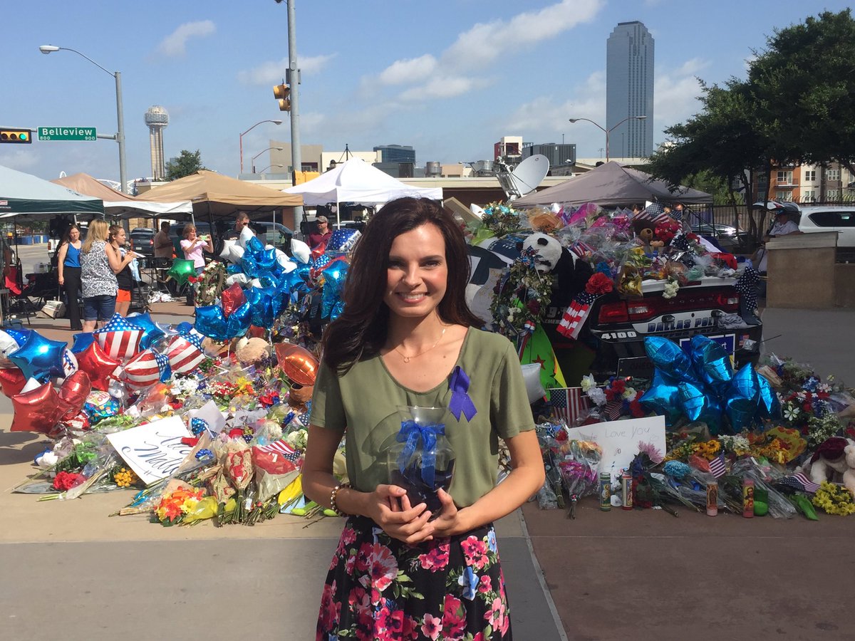 MonicaTVNews's tweet photo. Megan Harris, Mesquite Police officer's wife, passes out blue ribbons in front of #memorial in #Dallas #DallasStrong https://t.co/rnYxM6mQwB