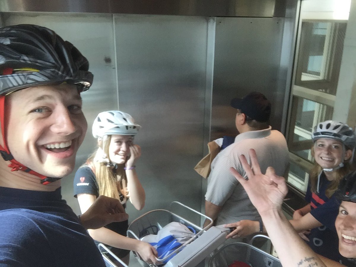 beckmanerik's tweet photo. Making friends in the elevator #crowded #trekinterns https://t.co/kSEwTd76m6