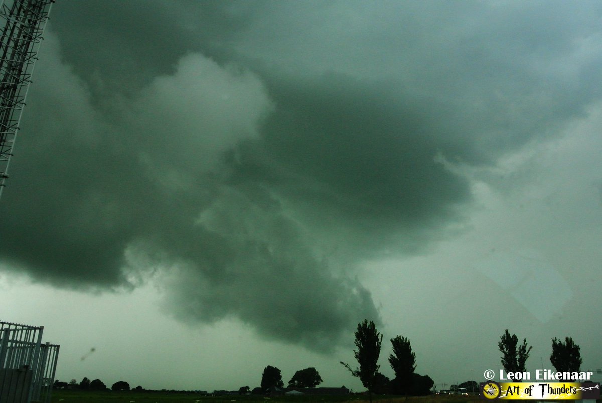 Art_of_thunders's tweet photo. Een right-mover #supercell onderschept te hoogte van Kampen, Overijssel. #onweer #stormchasen #inflowtail https://t.co/2libHKluHP