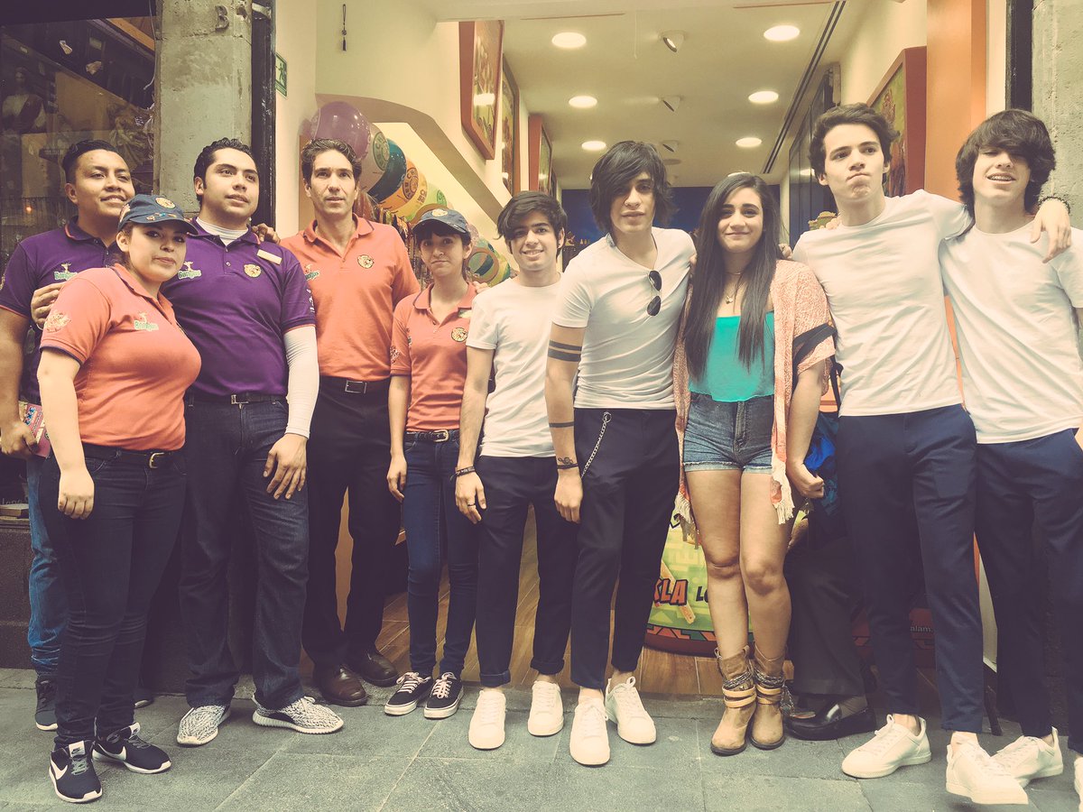 BitDepthMusic's tweet photo. Los chicos de @ikloo_oficial y @AndreaValeriaMx en la inauguración de @ChilimBalamMex en calle Madero #BitDepthMusic https://t.co/y3cowfMPKF