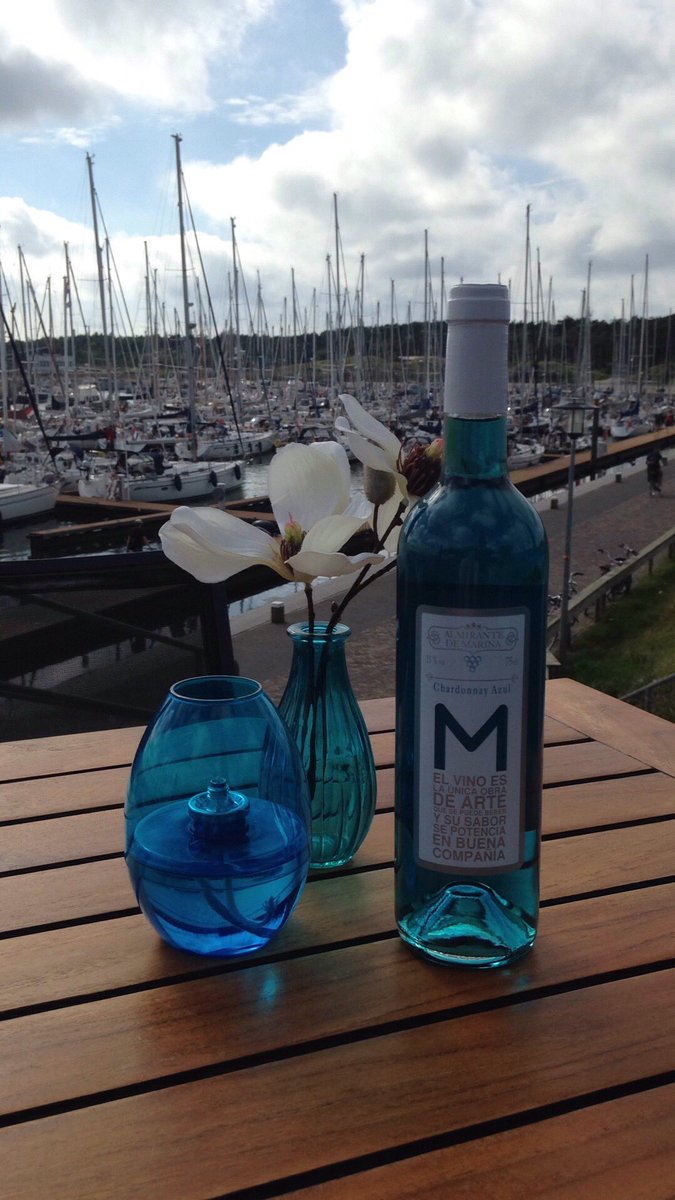 Hij is binnen "De Dining blauwe Cardonnay"