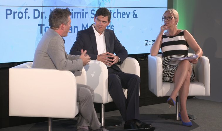 Fontaine_Ch's tweet photo. #acceleratingsimplicity @vstantch #TomVanMulders explaining #HighAvailibility is key for #Hyperconv. for #Healthcare https://t.co/VLcyjs8yjV