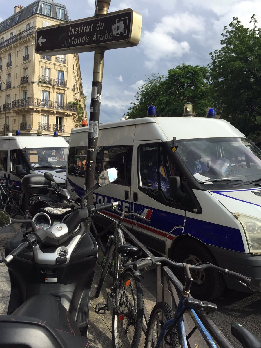 laurebretton's tweet photo. 14 camions de police garés devant la Mutualité, où on chante "P comme pourri S comme salaud" #Macron #cestbienparti https://t.co/ypJ2mBXuVe