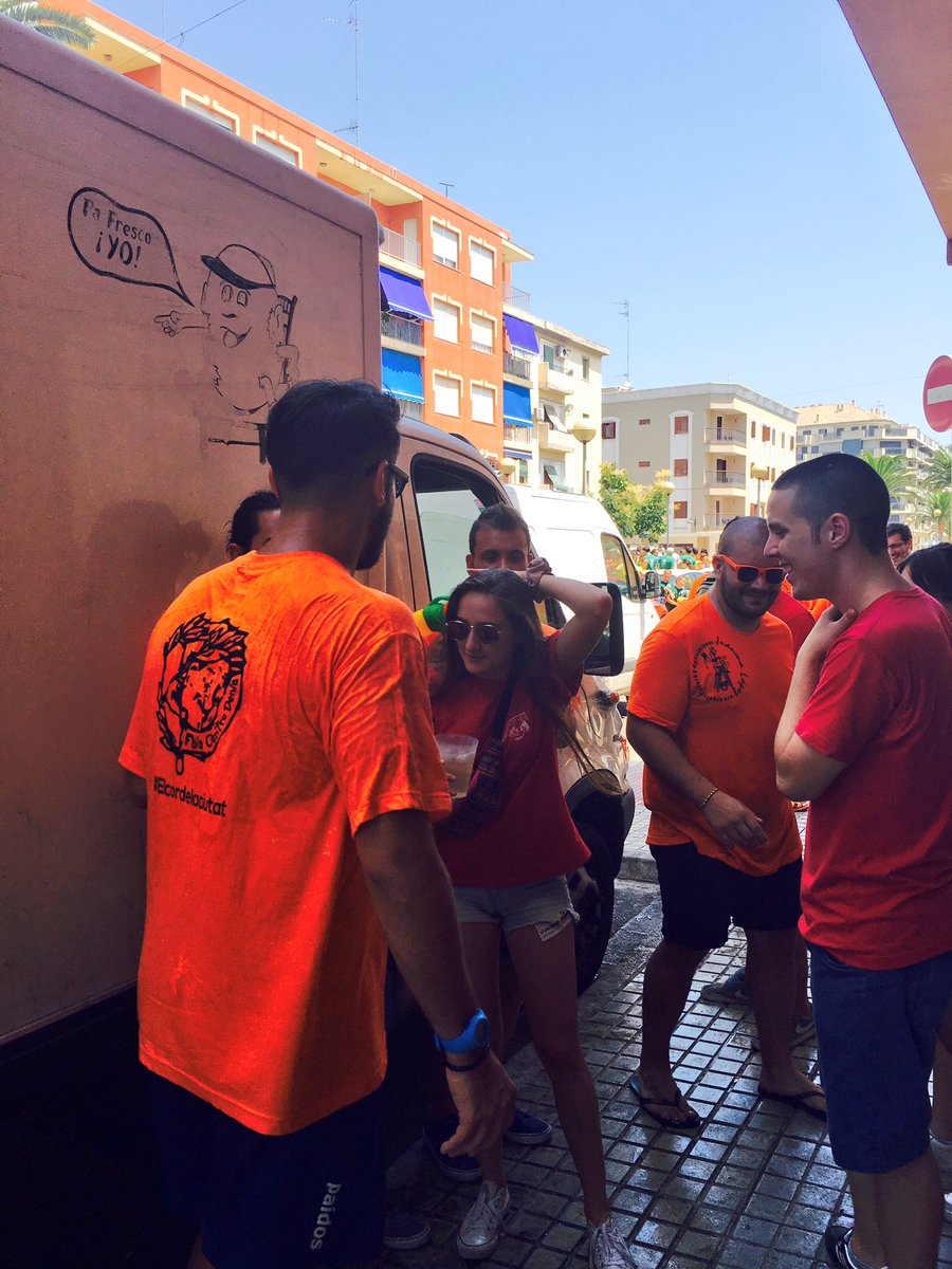plainho_8's tweet photo. Dia del Fallero #FiestasDeDenia2016 #FallaCentro #ElCorDeLaCiutat 🍊 @Luislli @ToniTent @AinaCandel6 https://t.co/DLPhmchjR1