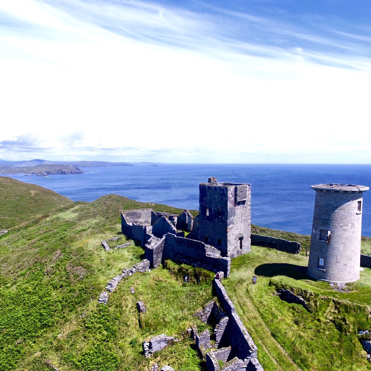 ireland_above's tweet photo. Flying around the Old Lighthouse on Cape Clear Island, Cork #WildAtlanticWay https://t.co/gdtBiEybbV