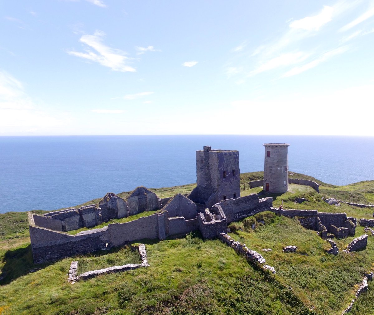 ireland_above's tweet photo. Flying around the Old Lighthouse on Cape Clear Island, Cork #WildAtlanticWay https://t.co/gdtBiEybbV