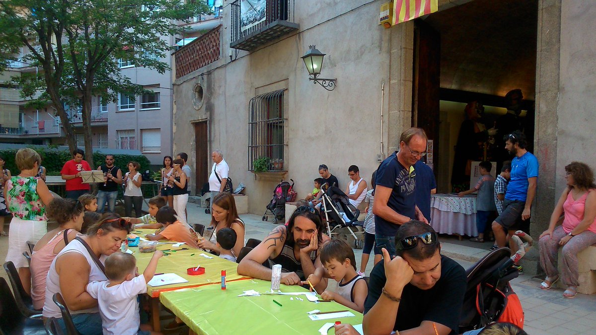 coralmasbadia's tweet photo. Divertida tarda a @lesesmandies amb @en_queda_cap #lavellaverda i músics de Coordinadora #mostragegants #Mataró https://t.co/mMb3g2GTyr