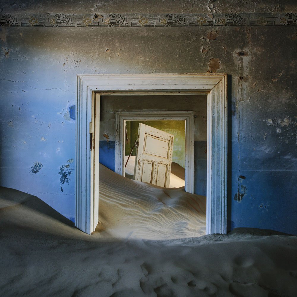 EngagingHumans's tweet image. An Australian photographer captures a city disappearing in sand… businessinsider.com/kolmanskop-aba…