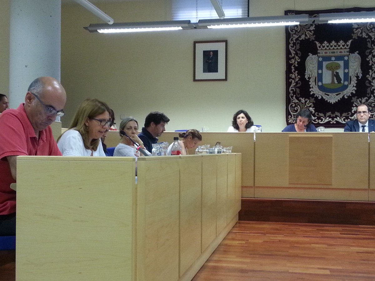 CsMadBarajas's tweet photo. ¡Los Vocales Vecinos de .@CsMadBarajas en el pleno sobre el estado del distrito de #Barajas !
#PoliticaUtil https://t.co/zPWIeeEEhR